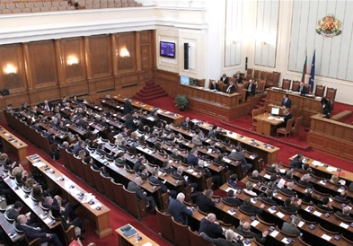 Бугарски парламентарци казнети со по 150 евра поради неносење маска