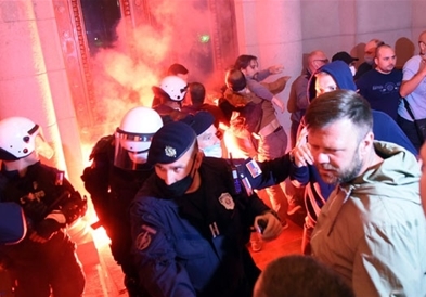 Хаос во Белград: Илјадници излегоа против полицискиот час на Вучиќ , полицијата употреби солзавец (ВИДЕО)