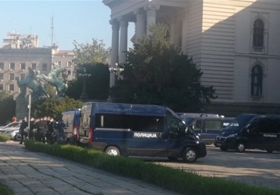 Фото: Полицијата воспостави контрола во околината на српското собрание, ги потисна демонстрантите