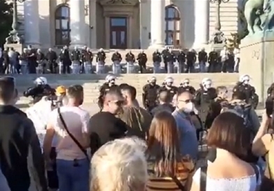 Илјадници пред зградата на Собранието во Белград , судири на протестите во Нови Сад (Во живо)