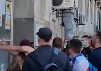 Хаос во Нови Сад : Нападната зградата на РТВ , камења и петарди кон полицијата (ВИДЕО)