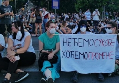 Тензично во Белград , се судрија седечките со стоечките демонстранти (ВИДЕО)