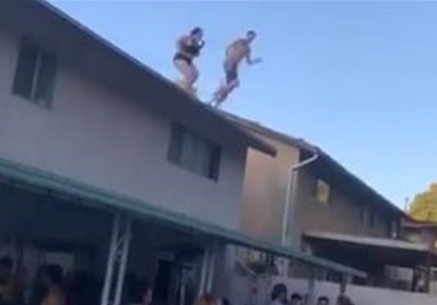 Девојка скокна од покрив во базен , не помина добро (ВИДЕО)