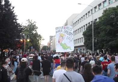 По два дена насилни протести, вечерашните протести во Белград мирни