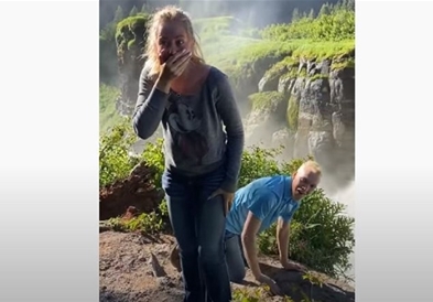 Му паднал прстенот во вода, додека ја барал за жена покрај водопад (ВИДЕО)