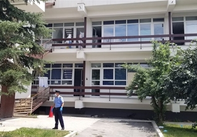 Полицијата на клиниката во Приштина- ги одвојува болните со корона од нивните семејства 