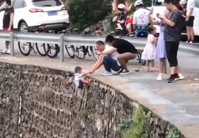 Кинез го ризикува животот на малиот син, за да направи фотографија (ВИДЕО)