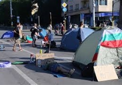 Демонстранти поставија шатори и го блокираа сообраќајот во Софија