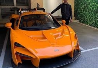 Фото: Екс возач на Формула 1 со својот уникатен автомобил се заби во бандера!!