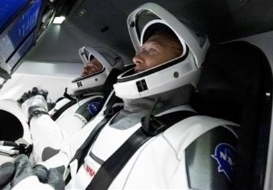 Двајцата астронаути од Space-X се враќаат на Земјата (ВИДЕО)