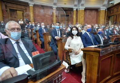 Србија доби нов парламентарен состав, пратениците дочекани со јајца (ВИДЕО)