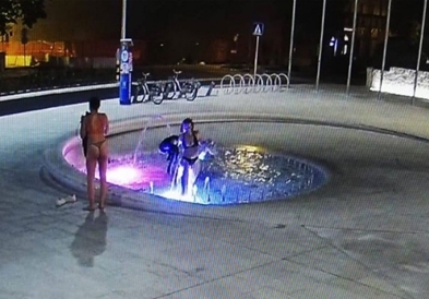 Две девојки доцна во ноќта се соблекле по танга и влегле во фонтана