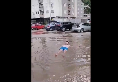 Видео: На плажа и „пливање“ во Аеродром