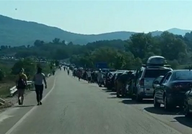Драмата се префрли на албанската страна од границата - Албанија пушта само 300 лица дневно(ВИДЕО)