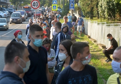 Во Белград граѓани чекаат во ред за тест на корона