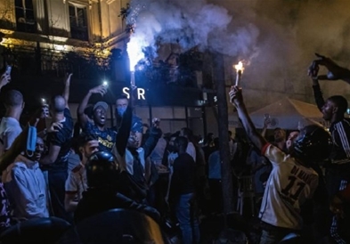 Хаос во Париз: Уапсени 36 навивачи на ПСЖ , кои претерале со славјето (ВИДЕО)