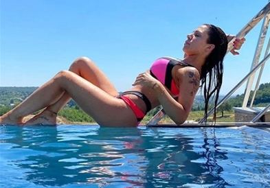 Фото: Српска пејачка во бикини ужива на нејзиното фламинго