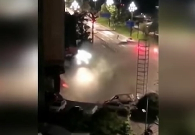 Видео: Голема дупка се отвори на патот и „проголта“ неколку автомобили