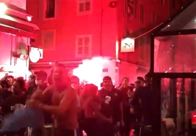 Во францускиот град Марсеј бурно се прослави поразот на ПСЖ (ВИДЕО)