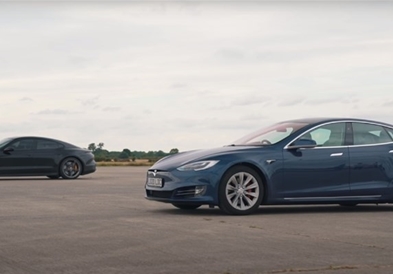 Двобој на Tesla Model S и Porsche Taycan (ВИДЕО)