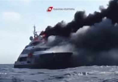 Суперлуксузна јахта изгоре во близина на Сардинија (ВИДЕО)