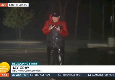 Репортер се јавува во живо од ураганот „Лора”, гледачите во шок (ВИДЕО)