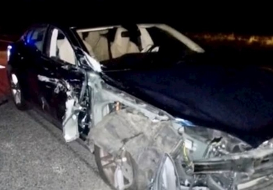 Тесла се заби во полициско возило: Автомобилот возел на авто-пилот а возачот гледал филм
