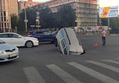 Се отвори асфалт среде плоштад и ,,проголта” автомобил (ФОТО)