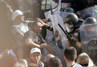 Масовни антивладини протести во Софија , најмалку 55 повредени (ВИДЕО)