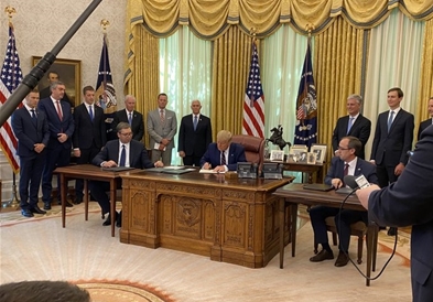 Вучиќ и Хоти го потпишаа договорот меѓу Србија и Косово заедно со Трамп 