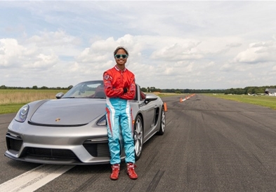 Видео: 16 годишно девојче вози Порше подобро од сите!