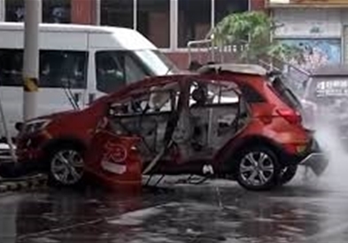 Електричен автомобил експлодира при полнење (ВИДЕО)