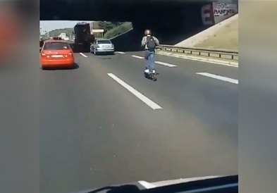Видео: Електричен тротинет вози по автопат низ Белград со 80км/ч