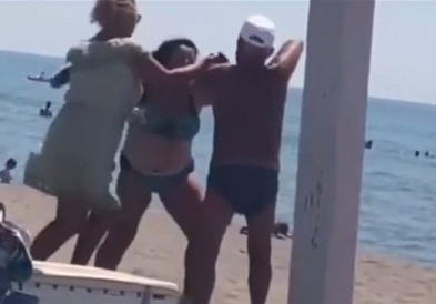 Видео: Жестока тепачка меѓу маж и жена се степаа на црногорска плажа