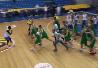 Видео: Цела екипа сака да тепа еден противнички кошаркар!!