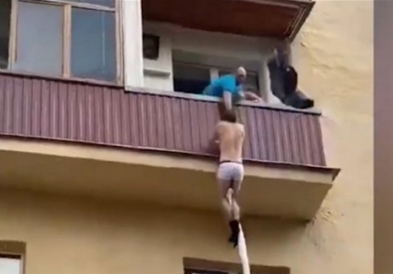 Урнебесно видео: Љубовникот преку тераса бега од сопругот