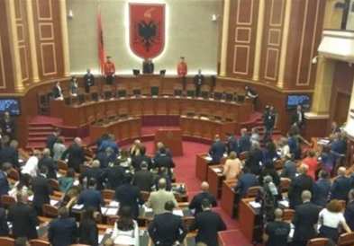 Албанската влада прогласи „амнестија“ за казните за непочитување на мерките против ковид-19