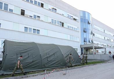 По рекордниот број новозаразени,хрватската војска поставува шатори пред клиниката во Загреб 