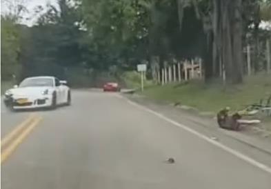 Видео: Порше удри во велосипедист