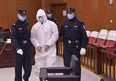 Го довеле во судница во скафандер , за веднаш да го осудат на смрт 