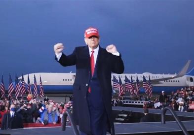 Трамп и неговото танцување стана хит на социјалните мрежи (ВИДЕО)