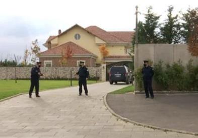 Видео: Припадници на Еулекс утрово упаднале во куќата на Хашим Тачи