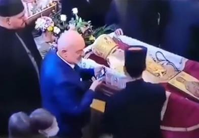 Српски поет правел селфи додека го бакнува телото на Амфилохие и сега има корона (ВИДЕО)