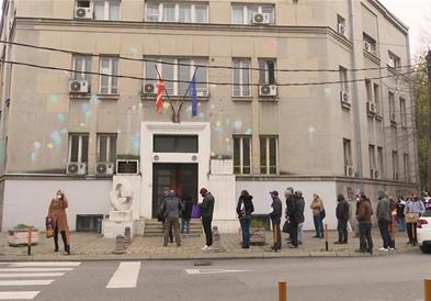 Уметниците во редици со часови чекаат за да аплицираат на проекти од министерството за култура