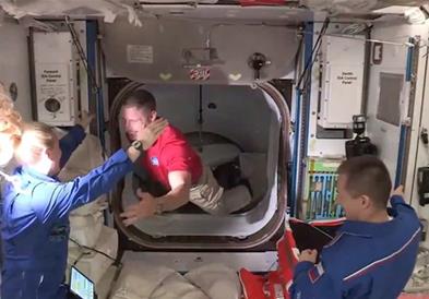 Леталото на „Space X“ слета на Меѓународната вселенска станица
