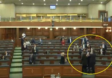 Тепачка во косовското собрание (ВИДЕО)