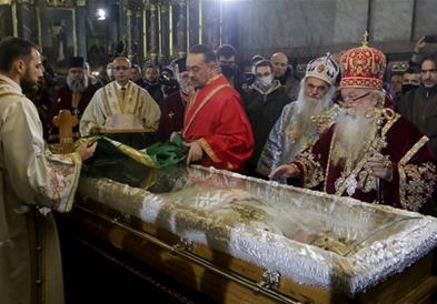 Во Белград изложено телото на починатиот патријарх, сандакот е покриен со стакло (ФОТО)