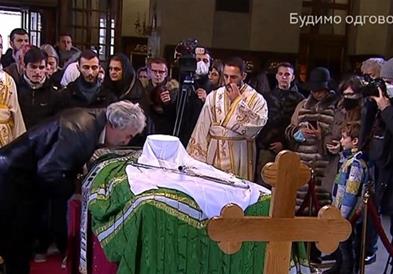 Верниците во Белград масовно го бакнуваат покривот врз телото на починатиот патријарх Иринеј 
