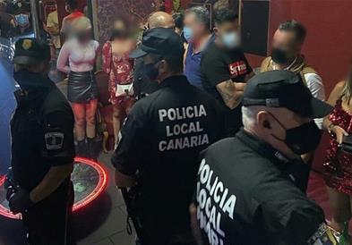 Полицијата извршила рација во ноќен бар и наишла на фудбалери со проститутки 