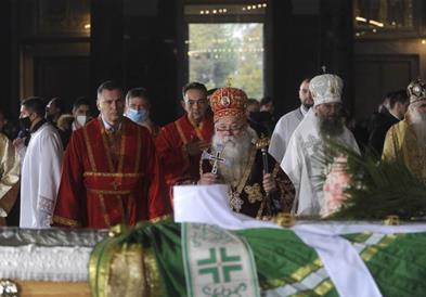  Епископот Давид, кој служеше на погребот на патријархот Иринеј , заразен со корона
